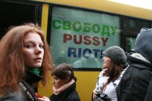 552159 349417425110638 100001271503876 1003327 421967167 n 220x146 Полиция блокировала автобус выставку на Садовом. Online репортаж: движение продолжается