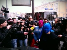 ApTrG6dCQAAtK47 220x165 Полиция блокировала автобус выставку на Садовом. Online репортаж: движение продолжается